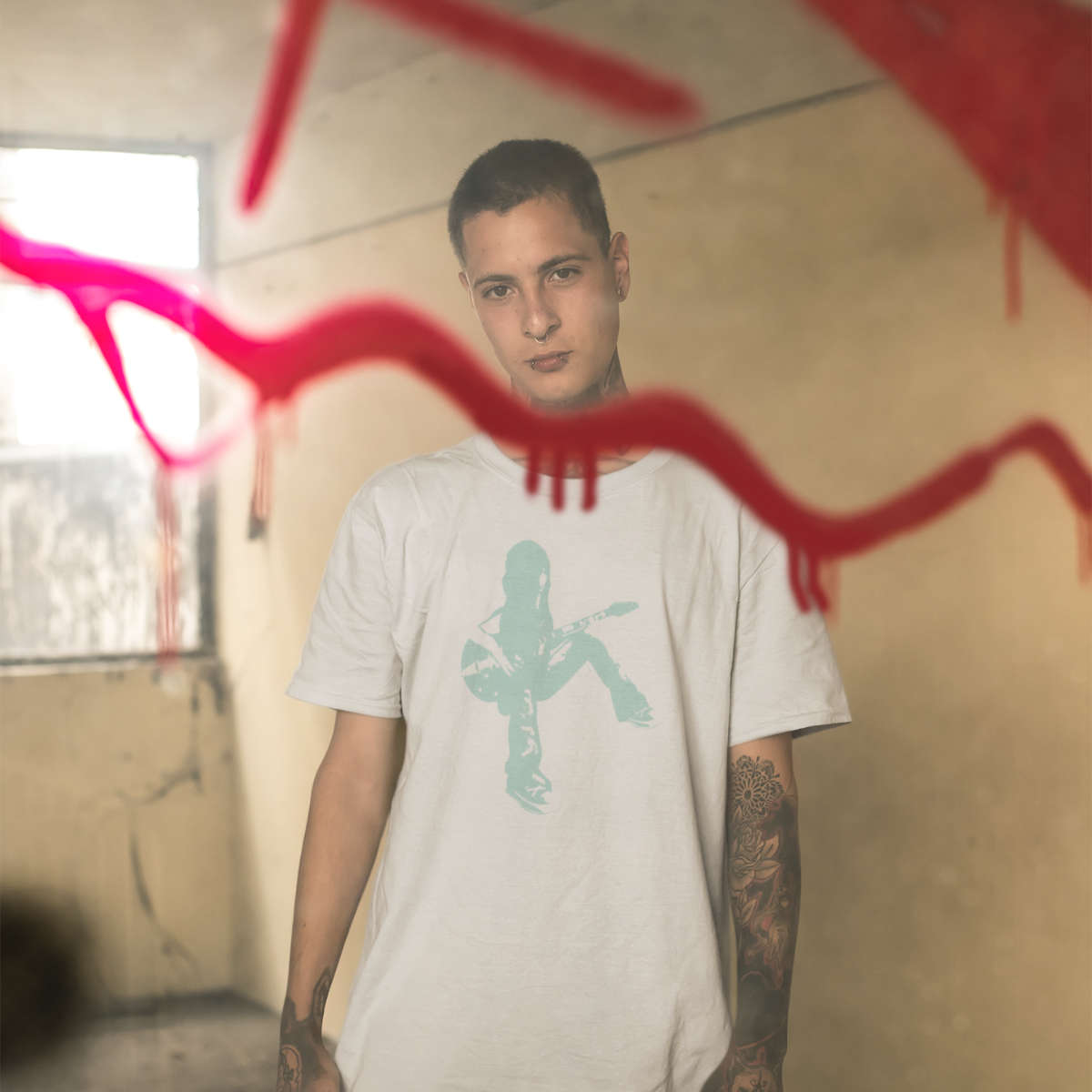 Weißes T-Shirt aus der LoFi Life Kollektion von Roger Rockawoo Clothing präsentiert von männlichem Model das hinter einer mit roter Farbe besprühten Glasscheibe in einem Rohbau steht