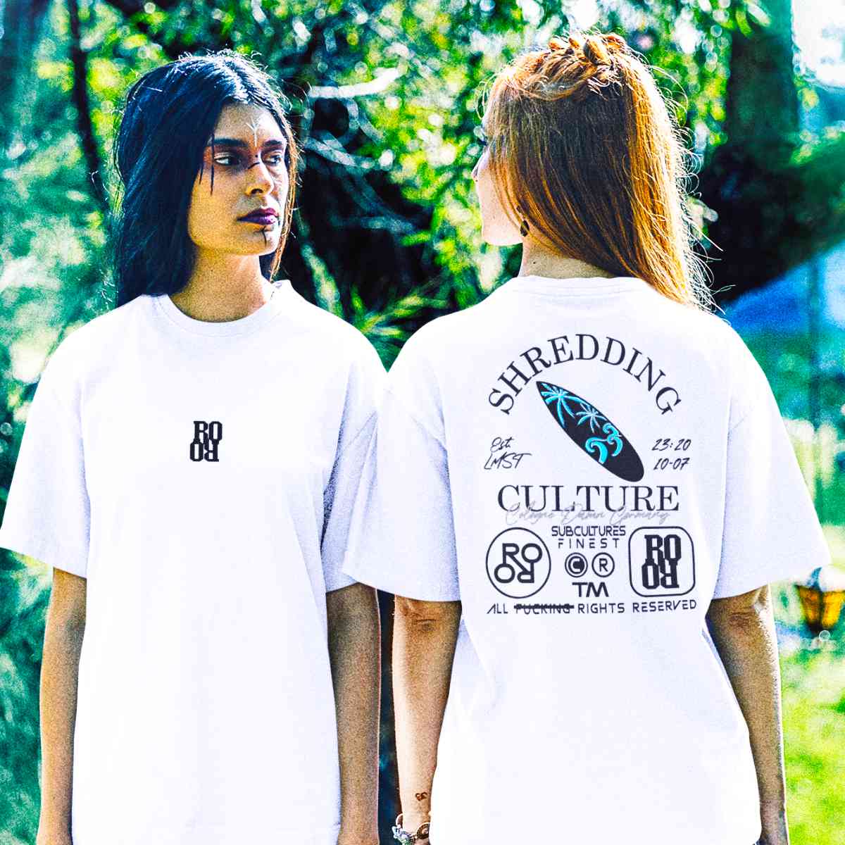 Weißes T-Shirt aus der Shredding Culture Kollektion von Roger Rockawoo Clothing präsentiert von zwei weiblichen Models in der Rückansicht und Vorderansicht stehend in einem Wald