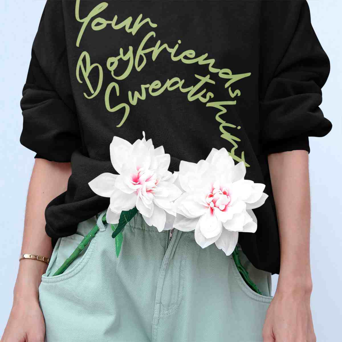 Schwarzes Sweatshirt aus den Kollektionen von Roger Rockawoo Clothing präsentiert von einem weiblichen Model mit Blumenstrauss in der Hosentasche