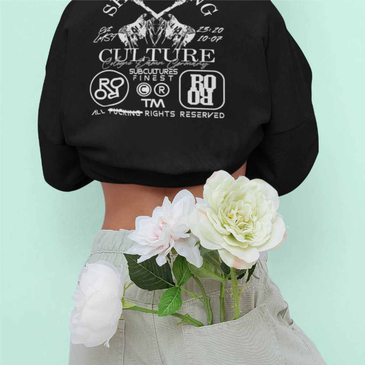 Sweatshirt aus der Pentatonic Rocker Kollektion von Roger Rockawoo präsentiert in Rückansicht von einem weiblichen Model vor mintgrüner Wand mit Blumenstrauss in der Hosenetasche