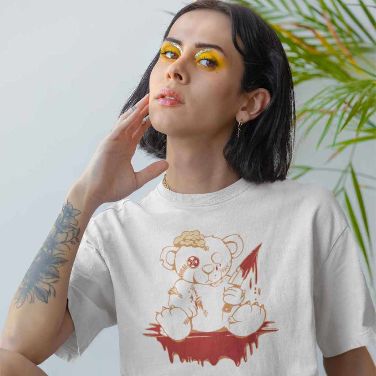 Weißes T-Shirt aus der Kollektion Your last Teddybear von Roger Rockawoo Clothing präsentiert von einem weiblichen Model das mit geneigtem Kopf in die Kamera schaut