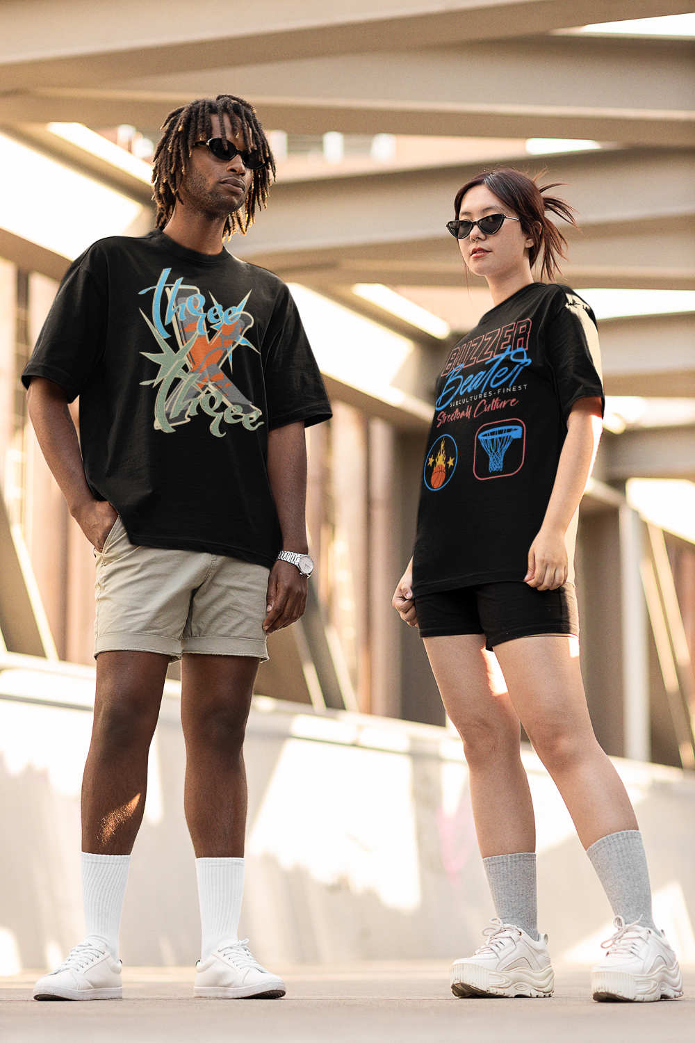 Männliches und weibliches Model tragen schwarze T-Shirts mit Design Druck der Kollektion Basketball Buzzer Beater von Roger Rockawoo Clothing Webshop 