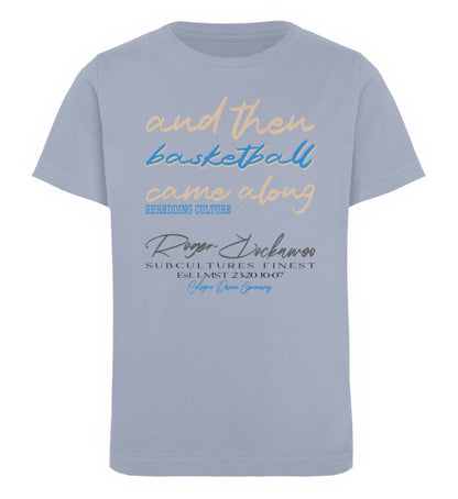 Serene Blue farbiges Kinder T-Shirt für Mädchen und Jungen bedruckt mit dem Design der Roger Rockawoo Kollektion and then basketball came along