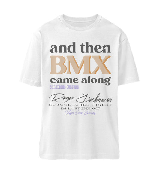 Weißes T-Shirt Unisex Relaxed Fit für Frauen und Männer bedruckt mit dem Design der Roger Rockawoo Kollektion and then BMX along