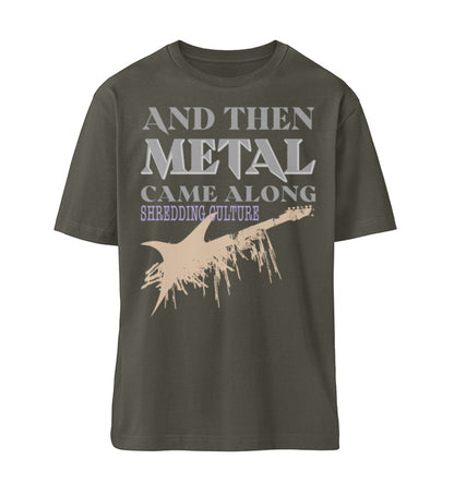 Khaki T-Shirt Unisex Relaxed Fit für Frauen und Männer bedruckt mit dem Design der Roger Rockawoo Kollektion and then metal came along