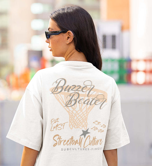 Weißes T-Shirt Unisex Oversize Fit für Frauen und Männer bedruckt mit dem Design der Roger Rockawoo Kollektion Basketball Streetball Buzzer Beater