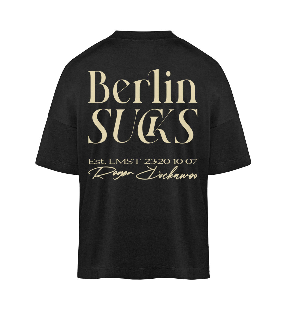 Schwarzes T-Shirt Unisex Oversize für Damen und Herren rückseitig großflächig in weiß bedruckt mit dem Design Schriftzug der Berlin Kollektion und dem Logo Schriftzug von Roger Rockawoo Clothing