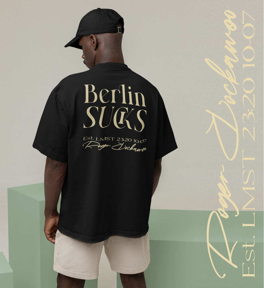 Schwarzes T-Shirt Unisex Oversize für Damen und Herren rückseitig großflächig in weiß bedruckt mit dem Design Schriftzug der Berlin Kollektion und dem Logo Schriftzug von Roger Rockawoo Clothing