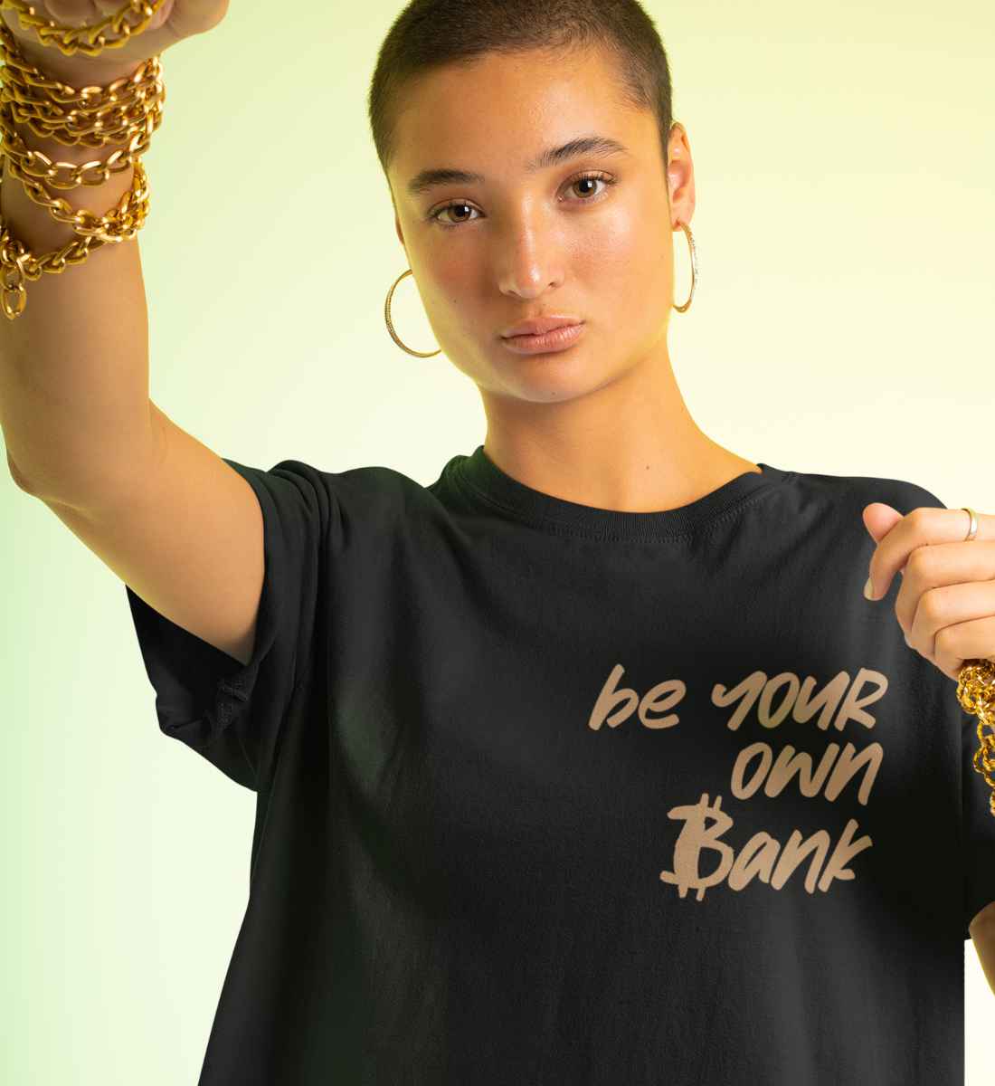 Schwarzes T-Shirt Unisex Relaxed Fit für Frauen und Männer bedruckt mit dem Design der Roger Rockawoo Kollektion Bitcoin be your own bank