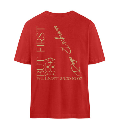 Rotes T-Shirt Unisex für Damen und Herren im Relaxed Fit bedruckt mit dem Design der But First Yoga Kollektion von Roger Rockawoo