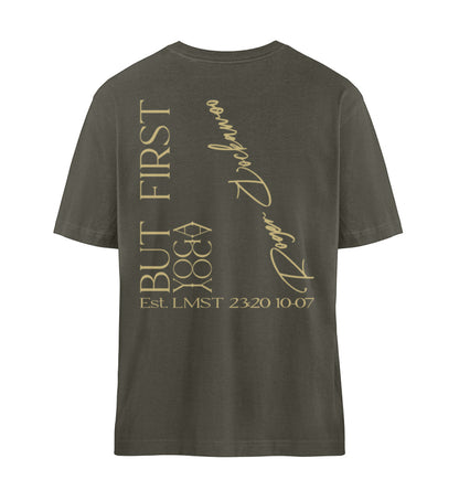 Khaki T-Shirt Unisex für Damen und Herren im Relaxed Fit bedruckt mit dem Design der But First Yoga Kollektion von Roger Rockawoo