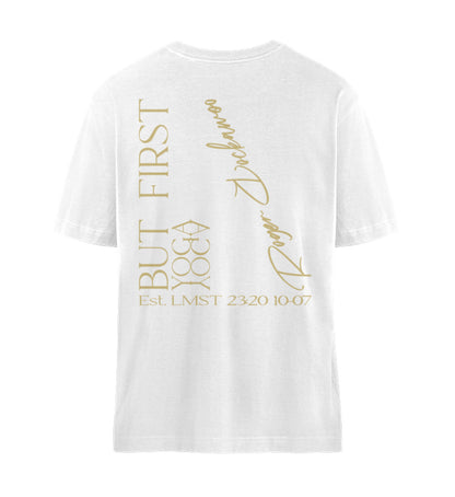 Weißes T-Shirt Unisex für Damen und Herren im Relaxed Fit bedruckt mit dem Design der But First Yoga Kollektion von Roger Rockawoo