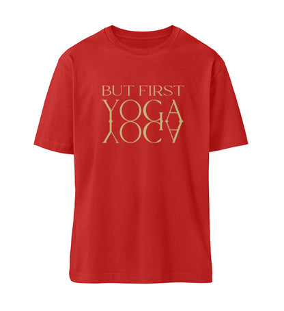 Rotes T-Shirt Unisex für Damen und Herren im Relaxed Fit bedruckt mit dem Design der But First Yoga Kollektion von Roger Rockawoo