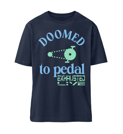 French Navy Blue farbiges T-Shirt Unisex Relaxed Fit für Frauen und Männer bedruckt mit dem Design der Roger Rockawoo Kollektion Mountainbike doomed to pedal