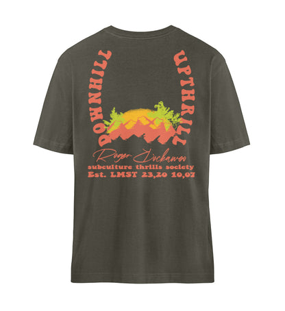 Khaki T-Shirt Unisex Damen und Herren bedruckt in schwarz mit Design der Downhill Upthrill Kollektion, einem Mountainbiker mit Hörnern der einen Berg hinunter fährt und dem Logo Schriftzug von Roger Rockawoo Clothing