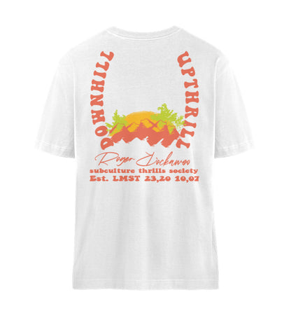 Weißes T-Shirt Unisex Damen und Herren bedruckt in schwarz mit Design der Downhill Upthrill Kollektion, einem Mountainbiker mit Hörnern der einen Berg hinunter fährt und dem Logo Schriftzug von Roger Rockawoo Clothing