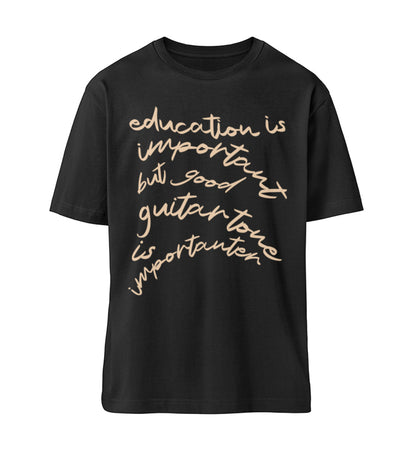 Schwarzes T-Shirt Unisex Relaxed Fit für Frauen und Männer bedruckt mit dem Design der Roger Rockawoo Kollektion education versus guitar tone