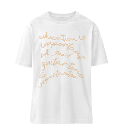 Weißes T-Shirt Unisex Relaxed Fit für Frauen und Männer bedruckt mit dem Design der Roger Rockawoo Kollektion education versus guitar tone