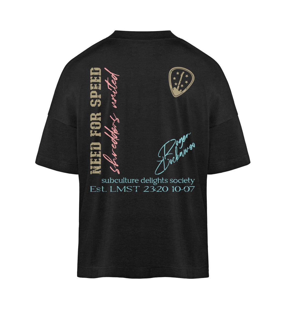 Schwarzes T-Shirt Unisex Oversize Fit für Frauen und Männer bedruckt mit dem Design der Roger Rockawoo Clothing Guitar need for speed