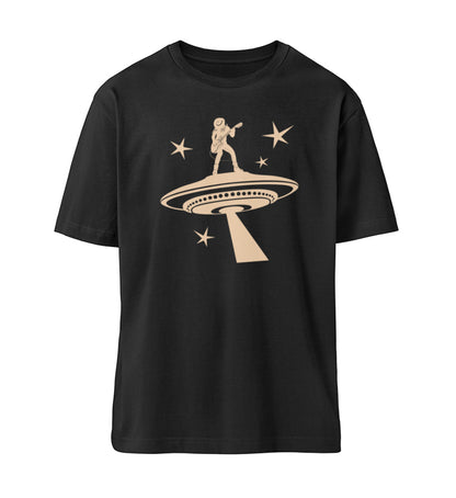 Schwarzes T-Shirt Unisex Relaxed Fit für Frauen und Männer bedruckt mit dem Design der Roger Rockawoo Kollektion Ufo Alien Guitarist outaspace gig
