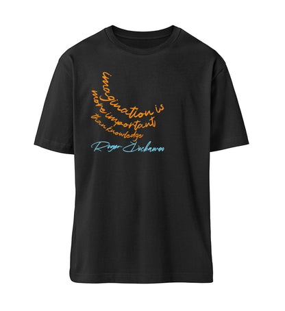 Schwarzes T-Shirt Unisex Relaxed Fit für Frauen und Männer bedruckt mit dem Design der Roger Rockawoo Kollektion Imagination is more important than knowledge