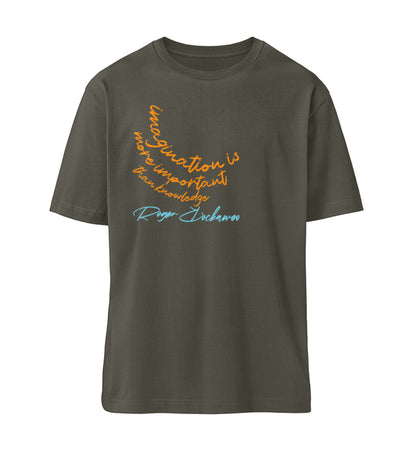 Khaki farbiges T-Shirt Unisex Relaxed Fit für Frauen und Männer bedruckt mit dem Design der Roger Rockawoo Kollektion is more important than knowledge