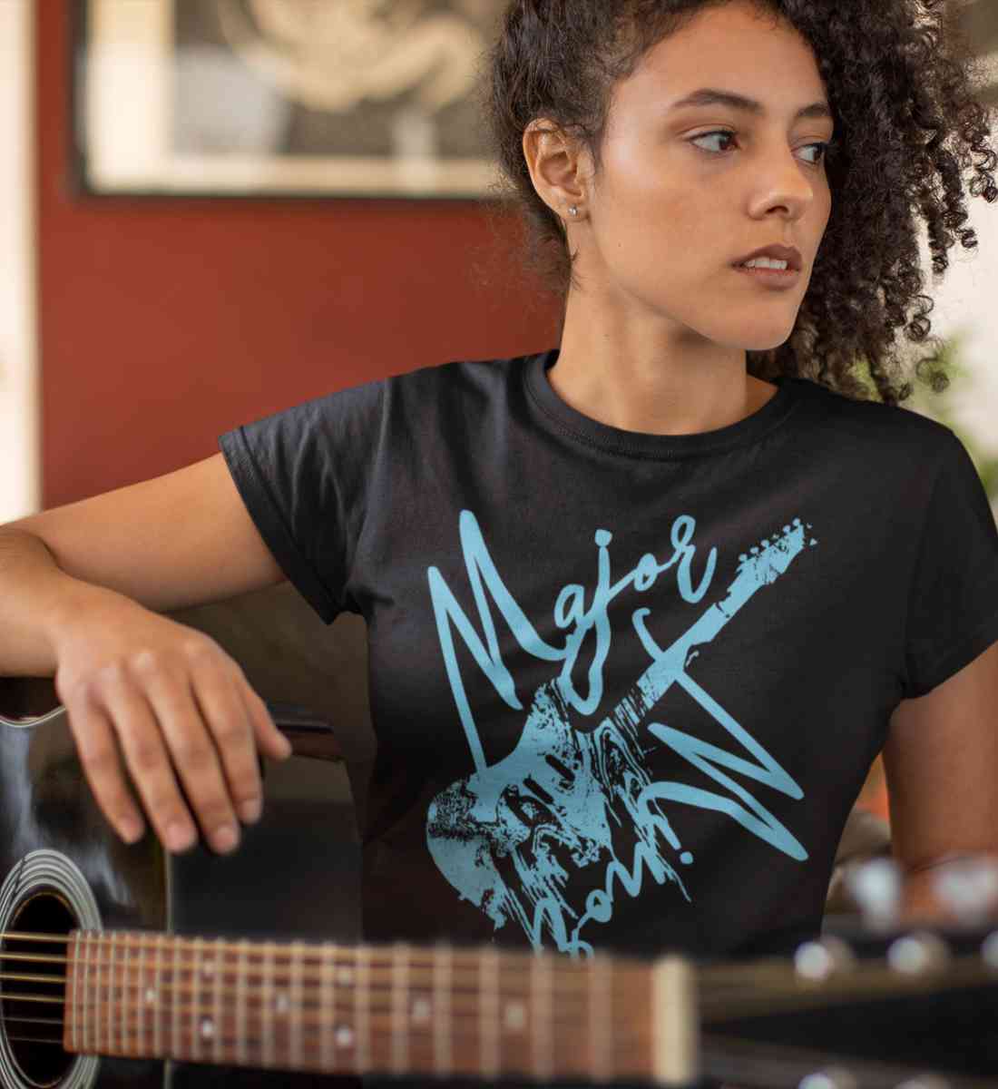 Schwarzes T-Shirt Unisex Relaxed Fit für Frauen und Männer bedruckt mit dem Design der Roger Rockawoo Kollektion Guitar Major or Minor