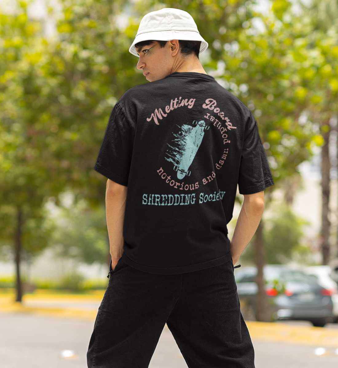 Schwarzes T-Shirt Unisex Relaxed Fit für Frauen und Männer bedruckt mit dem Design der Roger Rockawoo Kollektion Melting Skateboard