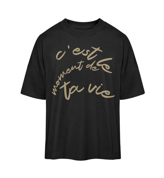 Schwarzes T-Shirt im Unisex Oversize Fit für Frauen und Männer bedruckt mit dem Design der Roger Rockawoo Kollektion cest le moment de ta vie