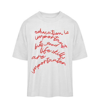 Weißes T-Shirt im Unisex Oversize Fit für Frauen und Männer bedruckt mit dem Design der Roger Rockawoo Kollektion education versus life skills