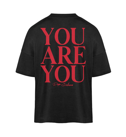 Schwarzes T-Shirt im Unisex Oversize Fit für Frauen und Männer bedruckt mit dem Design der Roger Rockawoo Kollektion i am what i am