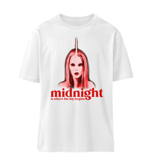 Weißes T-Shirt Unisex Relaxed Fit für Frauen und Männer bedruckt mit dem Design der Roger Rockawoo Kollektion Midnight is where the day begins