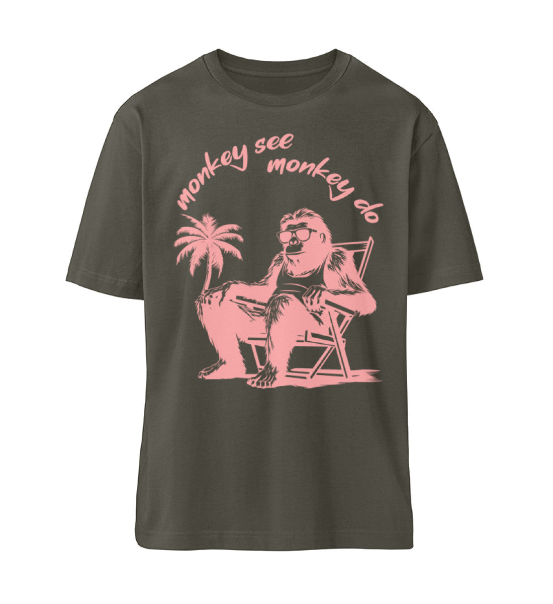 Khaki T-Shirt Unisex Relaxed Fit für Frauen und Männer bedruckt mit dem Design der Roger Rockawoo Clothing Kollektion monkey see monkey do