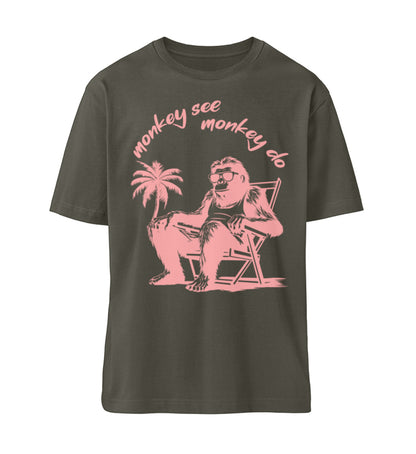 Khaki T-Shirt Unisex Relaxed Fit für Frauen und Männer bedruckt mit dem Design der Roger Rockawoo Clothing Kollektion monkey see monkey do
