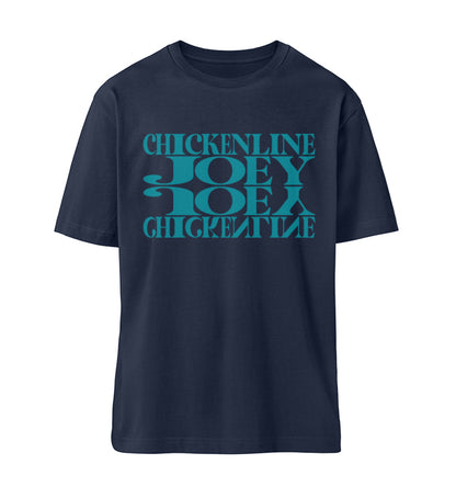 French Navy Blue farbiges T-Shirt Unisex Relaxed Fit für Frauen und Männer bedruckt mit dem Design der Roger Rockawoo Kollektion Downhill Chickenline Joey