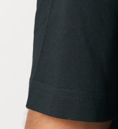 Schwarzes T-Shirt Unisex Relaxed Fit für Frauen und Männer bedruckt mit dem Design der Roger Rockawoo Kollektion black is my happy colour