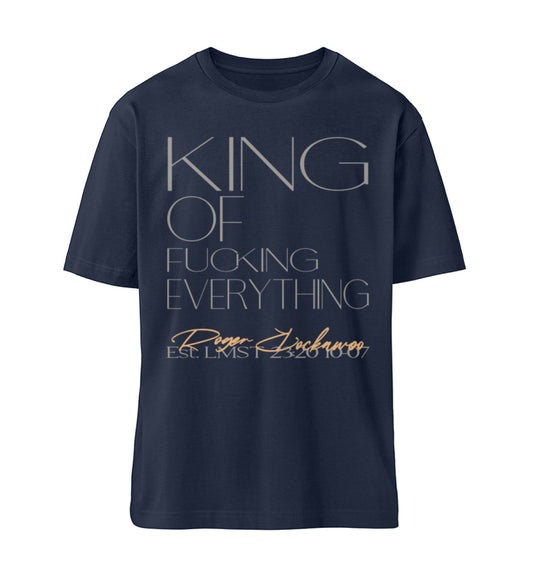 Navy blue farbiges T-Shirt Unisex Relaxed Fit für Frauen und Männer bedruckt mit dem Design der Roger Rockawoo Kollektion king of everything