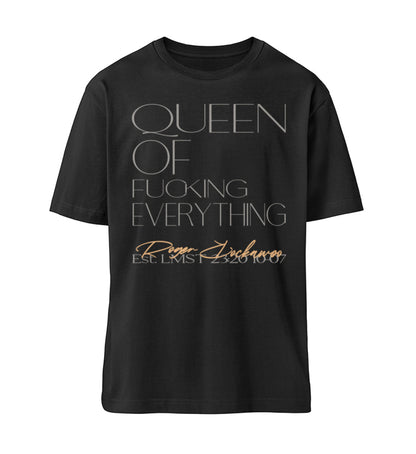 Schwarzes T-Shirt Unisex Relaxed Fit für Frauen und Männer bedruckt mit dem Design der Roger Rockawoo Kollektion queen of everything