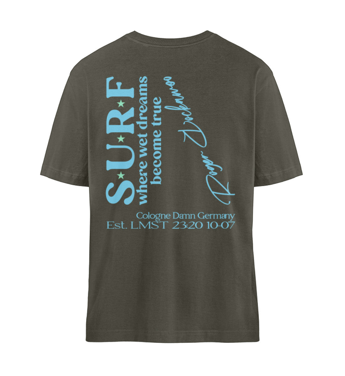 Khaki T-Shirt im Relaxed Fit für Damen und Herren hinten bedruckt in schwarz und orange und gelb mit dem Surfbrett, untergehende Sonne und Palmen Design der Surf where wet dreams become true Kollektion von Roger Rockawoo Clothing