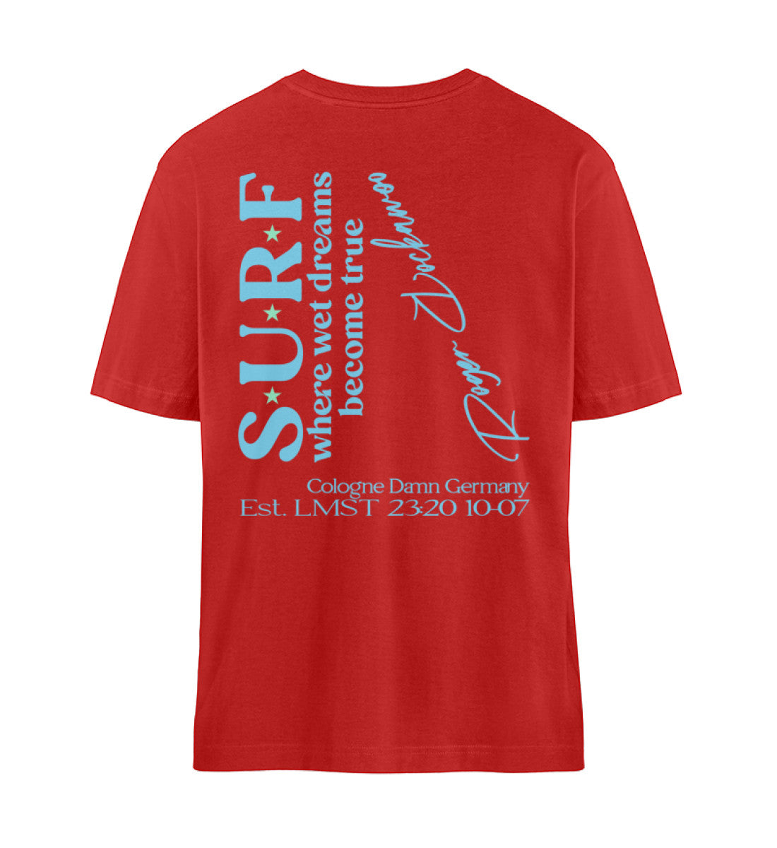 Rotes T-Shirt im Relaxed Fit für Damen und Herren hinten bedruckt in schwarz und orange und gelb mit dem Surfbrett, untergehende Sonne und Palmen Design der Surf where wet dreams become true Kollektion von Roger Rockawoo Clothing