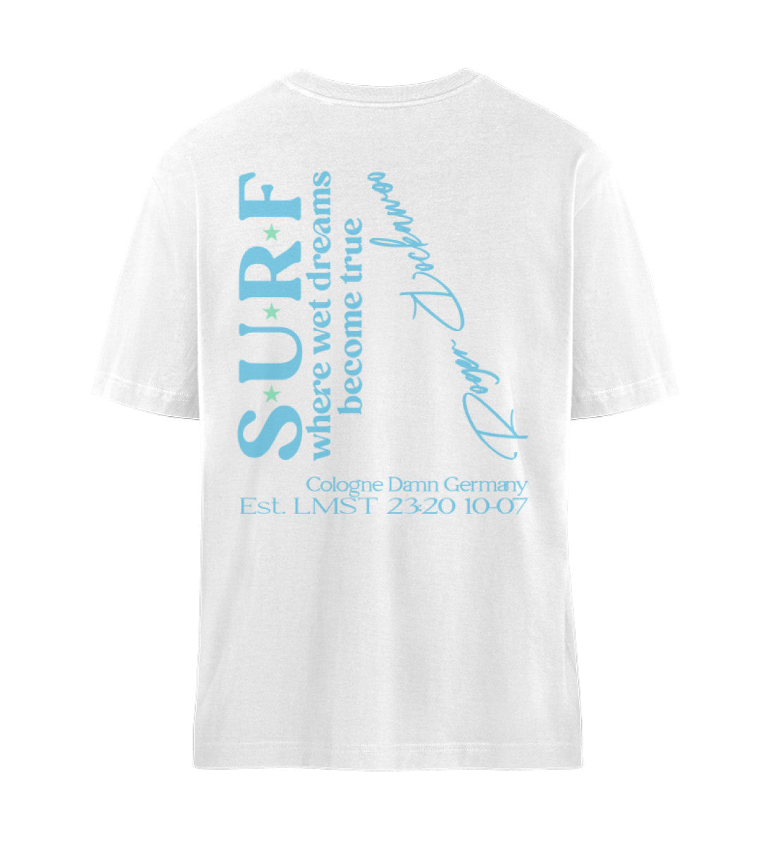 Weißes T-Shirt im Relaxed Fit für Damen und Herren hinten bedruckt in schwarz und orange und gelb mit dem Surfbrett, untergehende Sonne und Palmen Design der Surf where wet dreams become true Kollektion von Roger Rockawoo Clothing