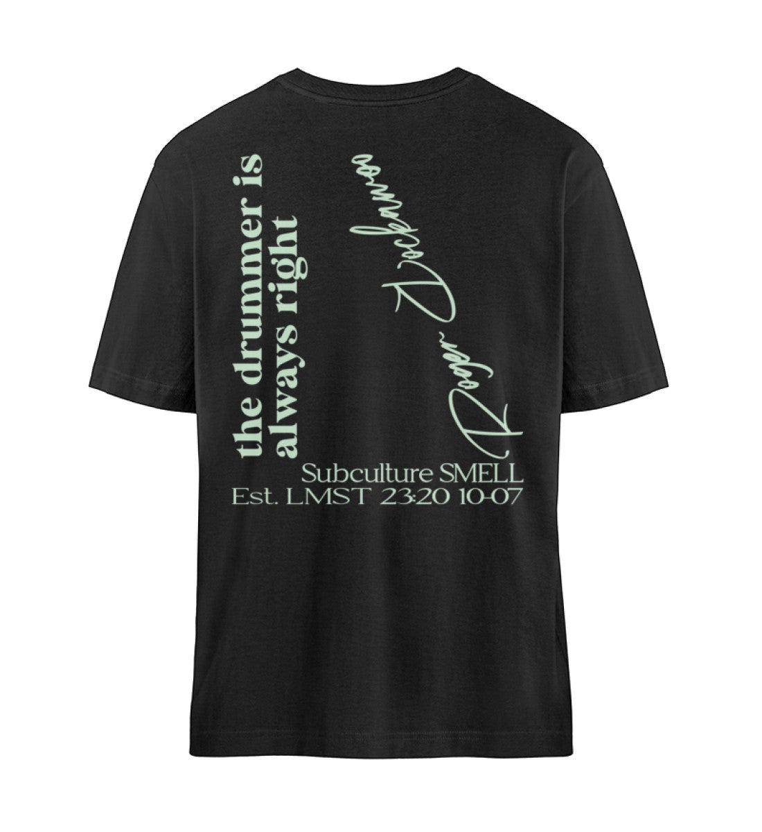 Schwarzes T-Shirt Unisex für Damen und Herren bedruckt in schwarz mit dem Design The Drummer is always wrong aus der Rocknroll never lies Kollektion und dem Logo Schriftzug von Roger Rockawoo Clothing