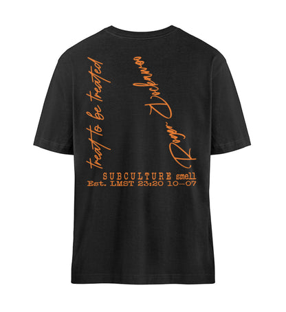 Schwarzes T-Shirt Unisex Relaxed Fit für Frauen und Männer bedruckt mit dem Design der Roger Rockawoo Clothing Kollektion treat to be treated