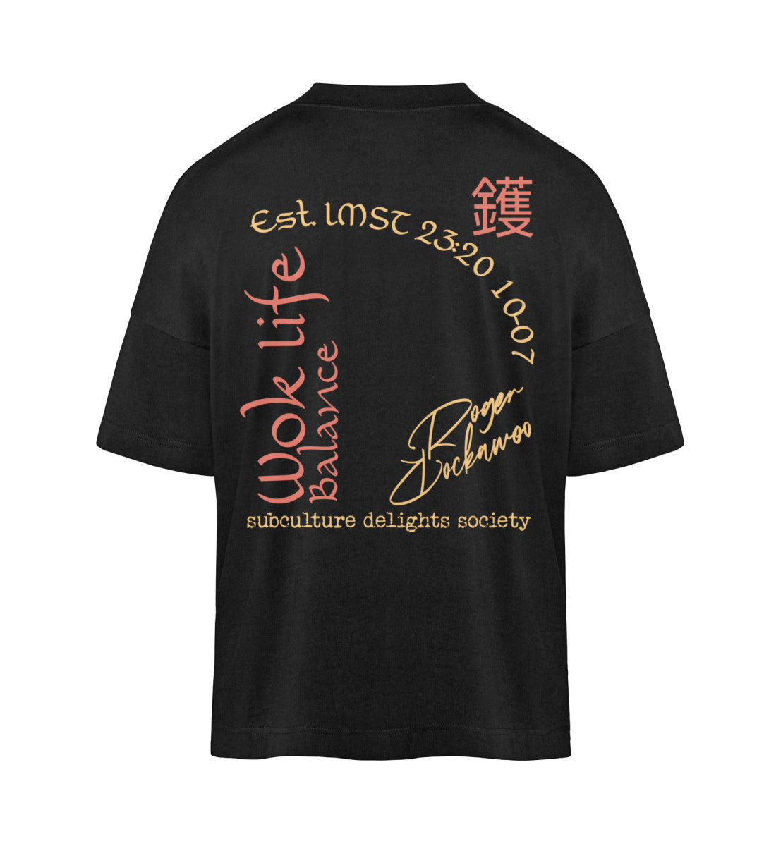 Schwarzes T-Shirt Unisex Oversize Fit für Frauen und Männer bedruckt mit dem Design der Roger Rockawoo Kollektion Asia Food Wok Life Balance