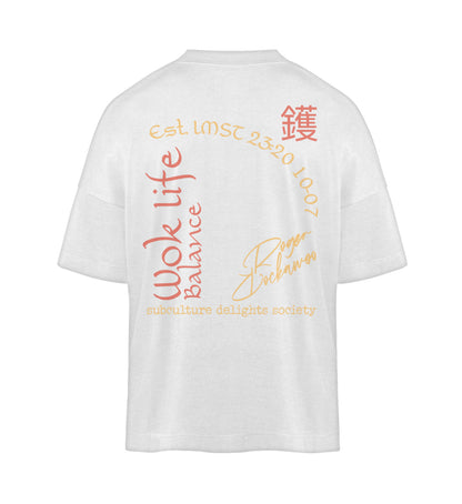 Weißes T-Shirt Unisex Oversize Fit für Frauen und Männer bedruckt mit dem Design der Roger Rockawoo Kollektion Asia Food Wok Life Balance