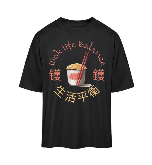Schwarzes T-Shirt Unisex Oversize Fit für Frauen und Männer bedruckt mit dem Design der Roger Rockawoo Kollektion Asia Food Wok Life Balance