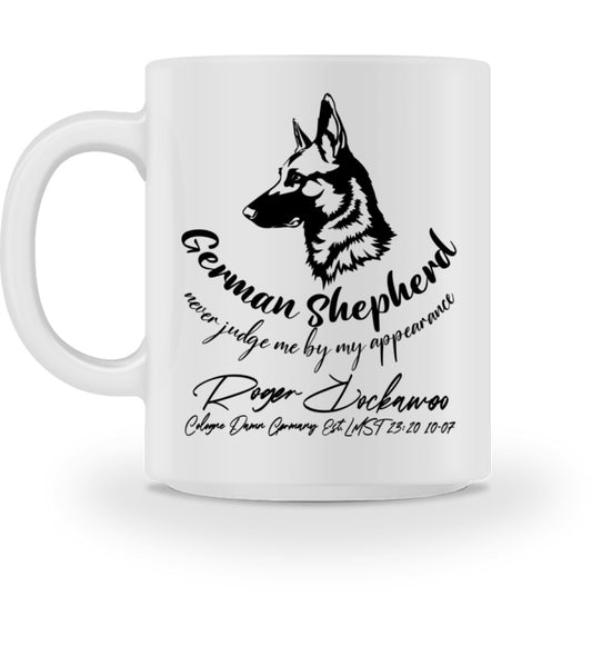 Weiße Tasse bedruckt mit dem Design der we are not alone Schäferhund Kollektion von Roger Rockawoo