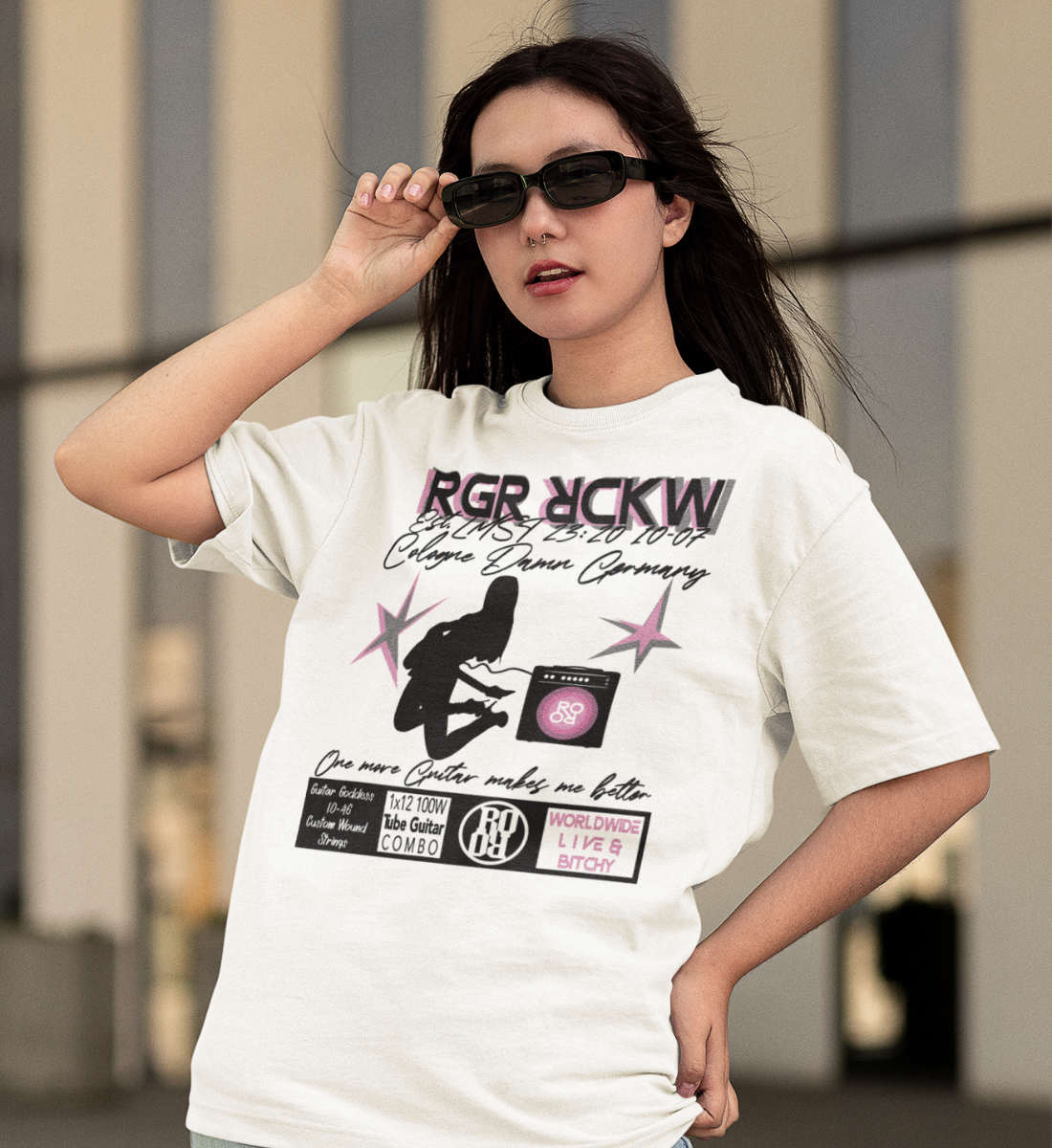 Weißes T-Shirt Unisex Relaxed Fit für Damen und Herren bedruckt mit dem Design der Roger Rockawoo Kollektion Rocknroll Weekend Guitar Goddess