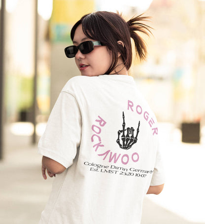 Weißes T-Shirt Unisex Relaxed Fit für Damen und Herren bedruckt mit dem Design der Roger Rockawoo Kollektion Rocknroll Weekend Guitar Goddess