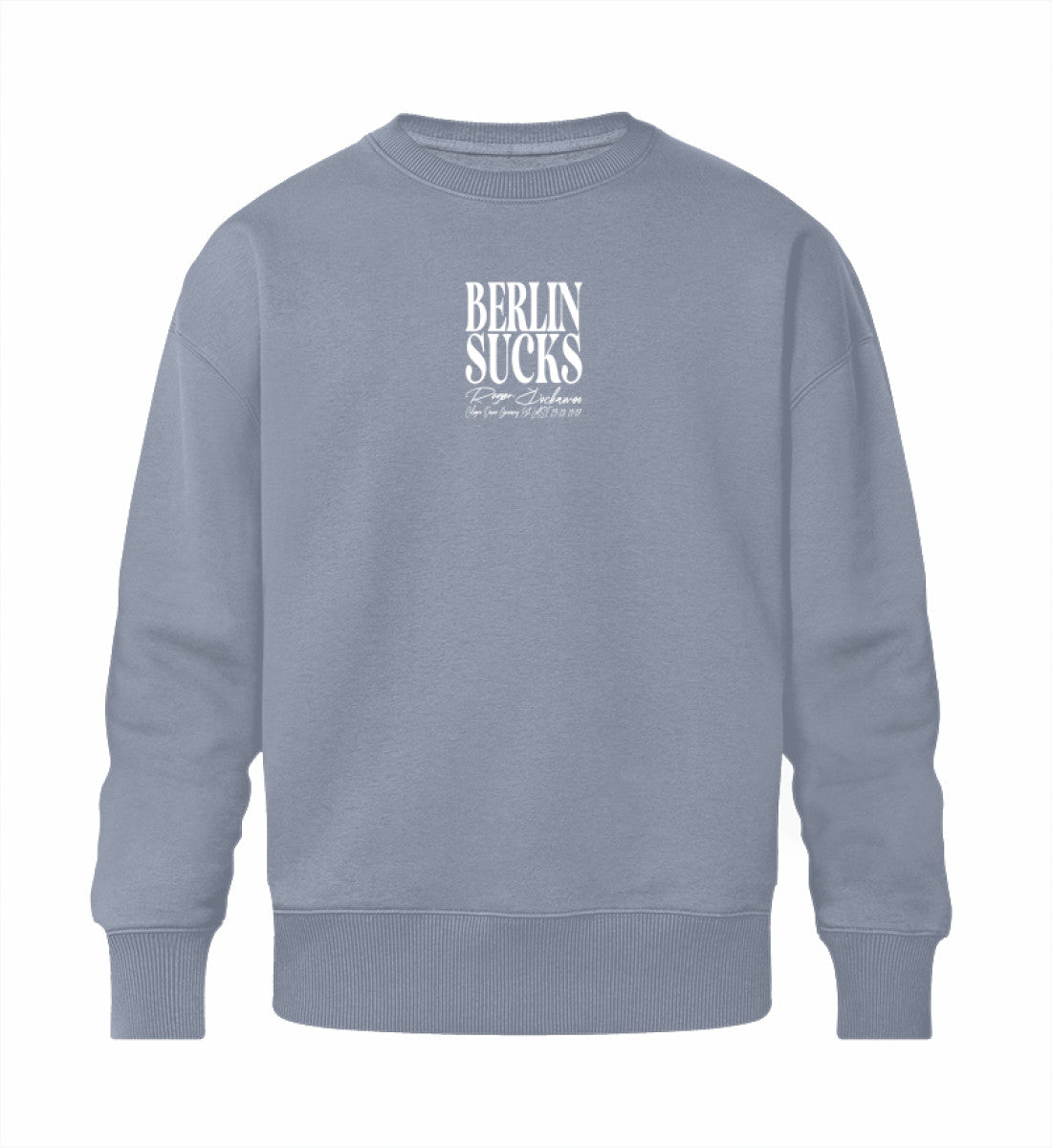 Serene Blue farbiges Sweatshirt Unisex in Relaxed Fit vorne bedruckt mit dem Design und Logo Schriftzug der Berlin sucks Kollektion von Roger Rockawoo